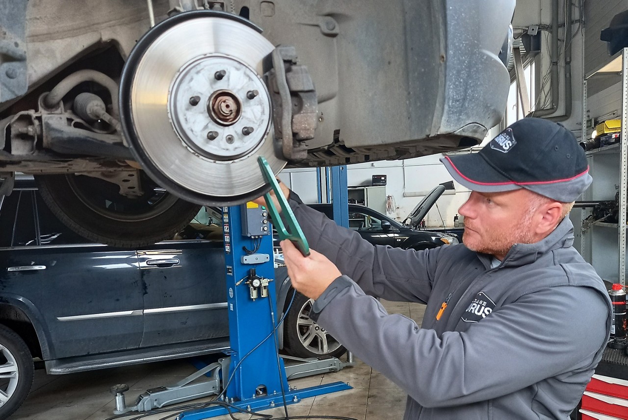 Alex Braking HORZ Mechanic installing brake discs in a car