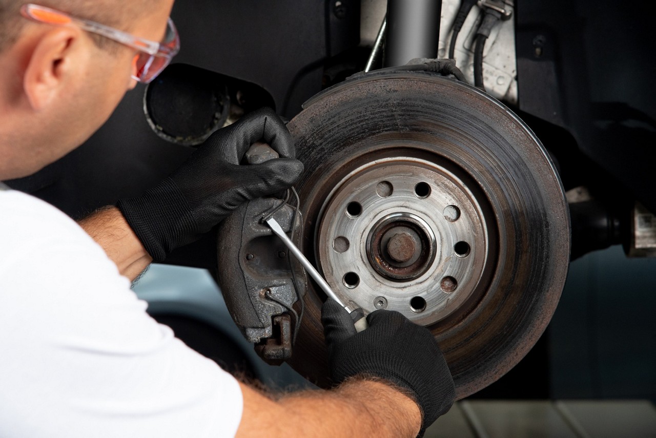 ZAM_5918 copy mechanik wymieniający klocki hamulcowe