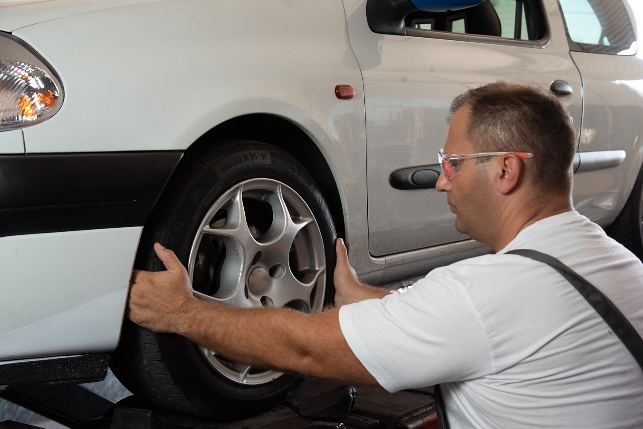 mechanik robi zbieżność kół